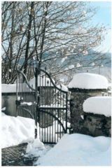 Friedhoftor im Winter